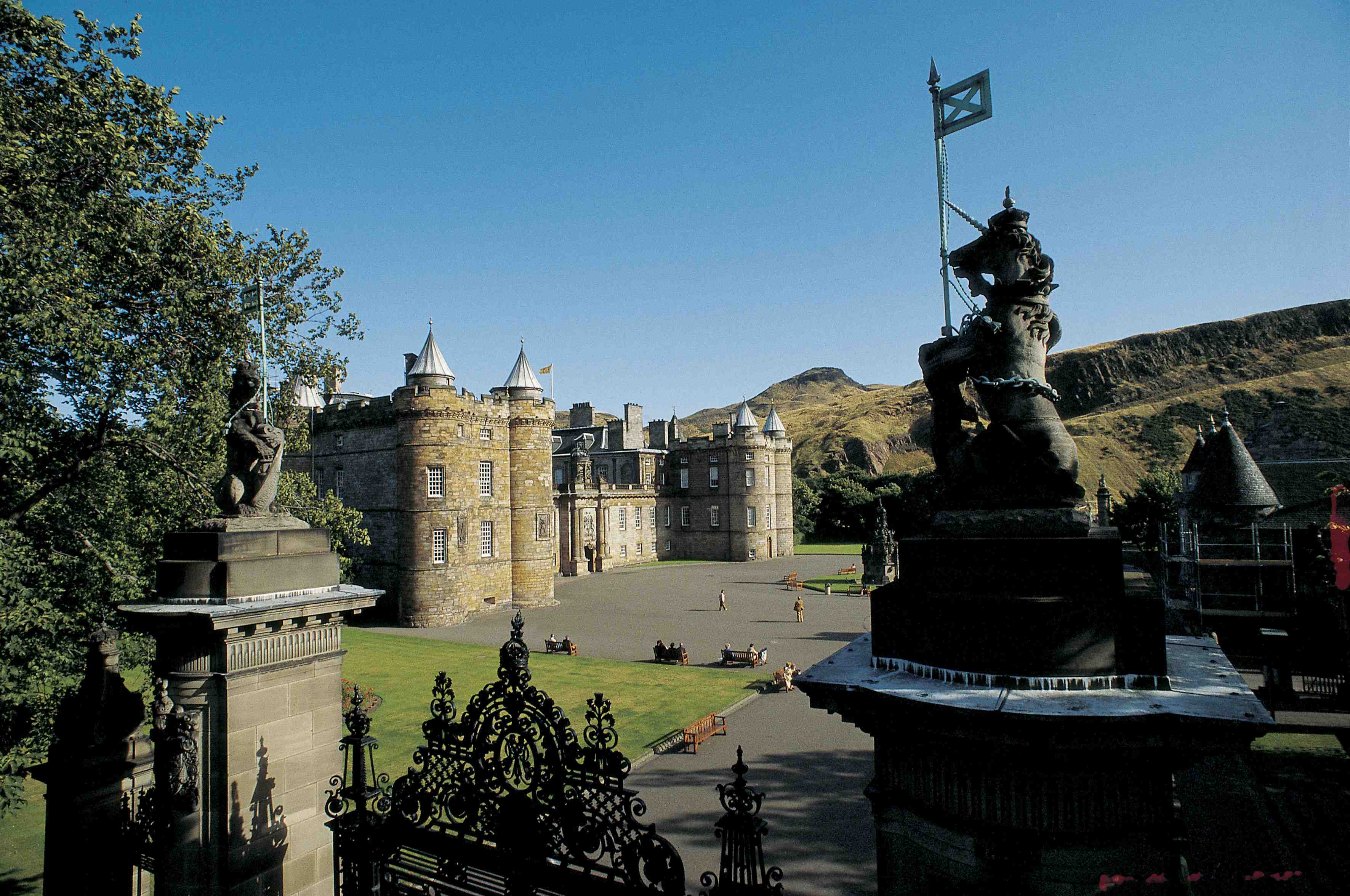 Дворец Холируд-хаус, Эдинбург -- Palace of Holyroodhouse, photo used with permission from Scottish Viewpoint